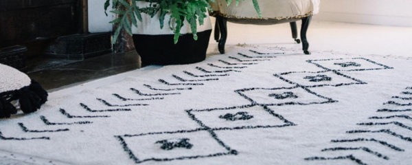 tapis marocain avec des motifs de losanges dans un salon moderne près d'une cheminée